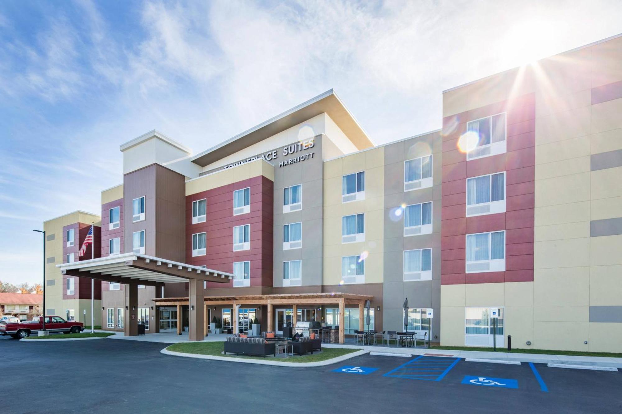 Towneplace Suites By Marriott Cleveland Bagian luar foto