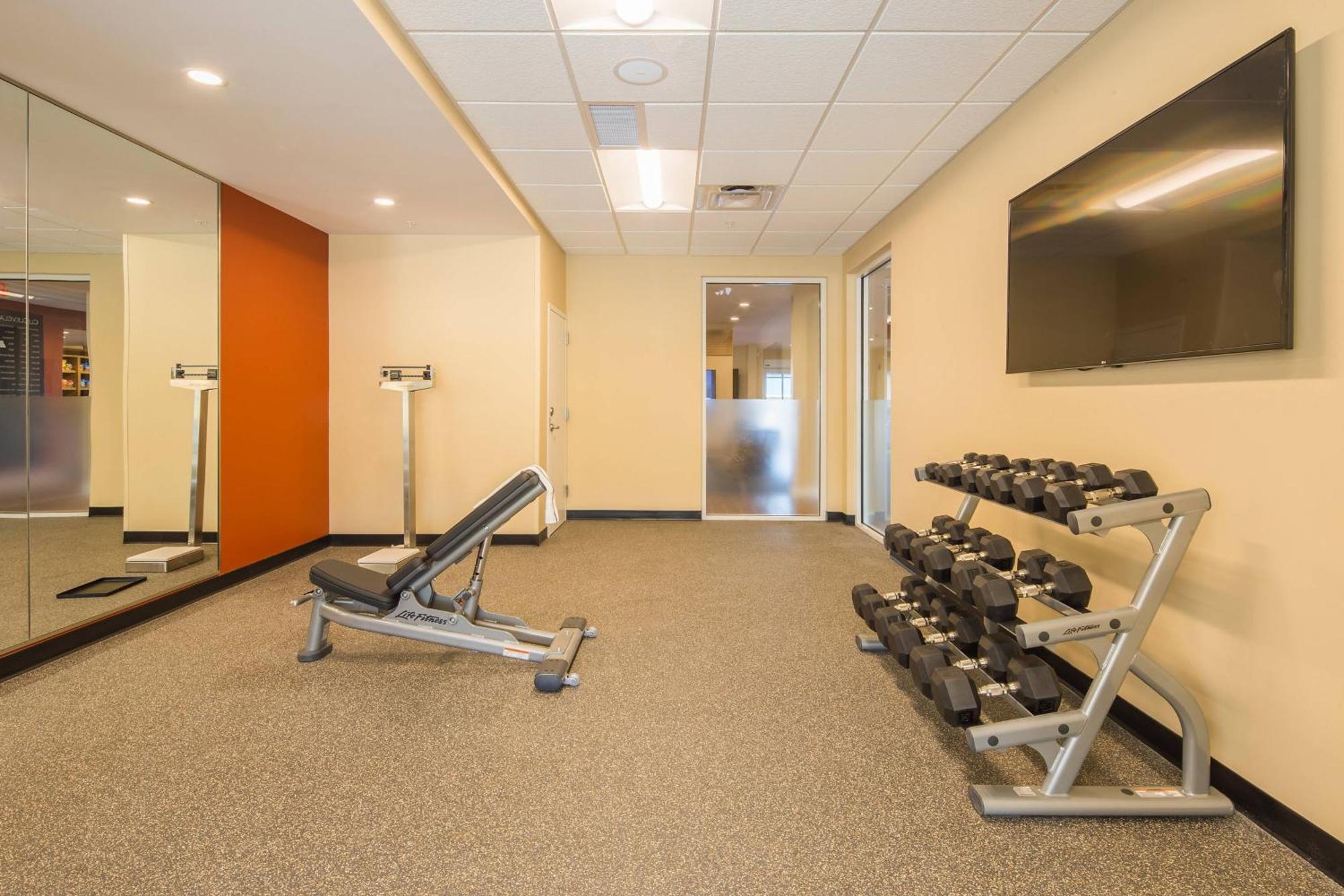Towneplace Suites By Marriott Cleveland Bagian luar foto